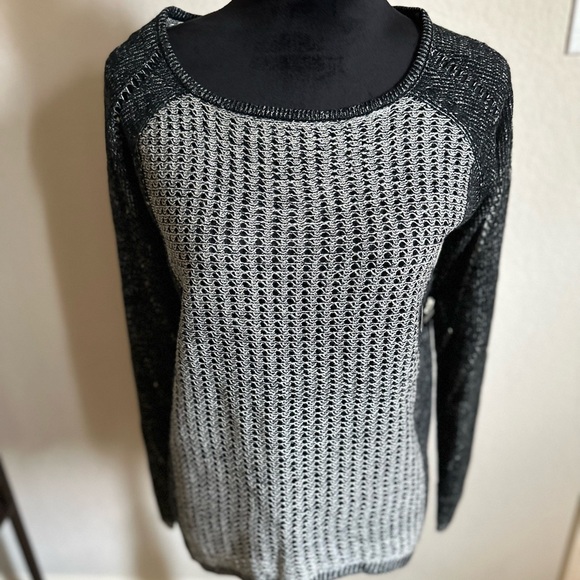 Mia Maddison Sweater Women’s M Gray Black Colorblock Long Sleeve Scoop Neck New - Picture 1 of 4